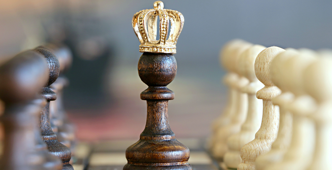 Pion d'échecs couronné d'une couronne dorée, symbolisant la franchise idéale qui se distingue par ses critères d'excellence parmi toutes les options