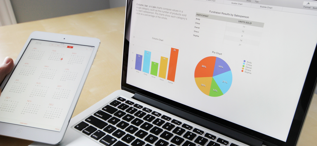 Financer sa franchise — solutions et aides pour lancer son activité Entrepreneur analysant des graphiques financiers sur ordinateur pour évaluer les options de financement de sa franchise
