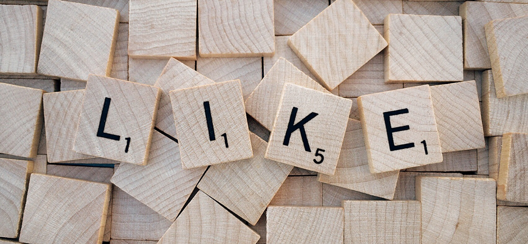Lettres de Scrabble formant le mot LIKE, symbolisant l'importance de la réputation et des avis positifs pour un réseau de franchise