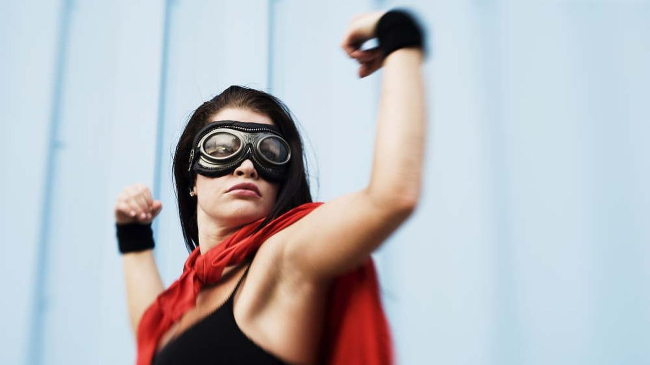 Femme entrepreneuse en posture de superhéroïne, symbolisant la force et la détermination des femmes franchisées chez Tempeos