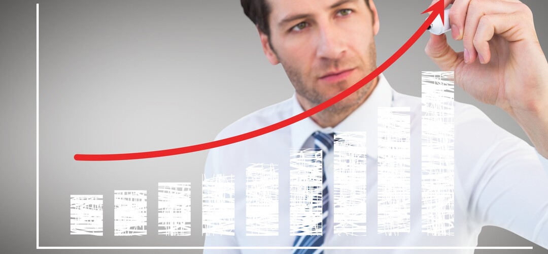 Entrepreneur traçant la courbe de croissance des revenus récurrents en franchise B2B