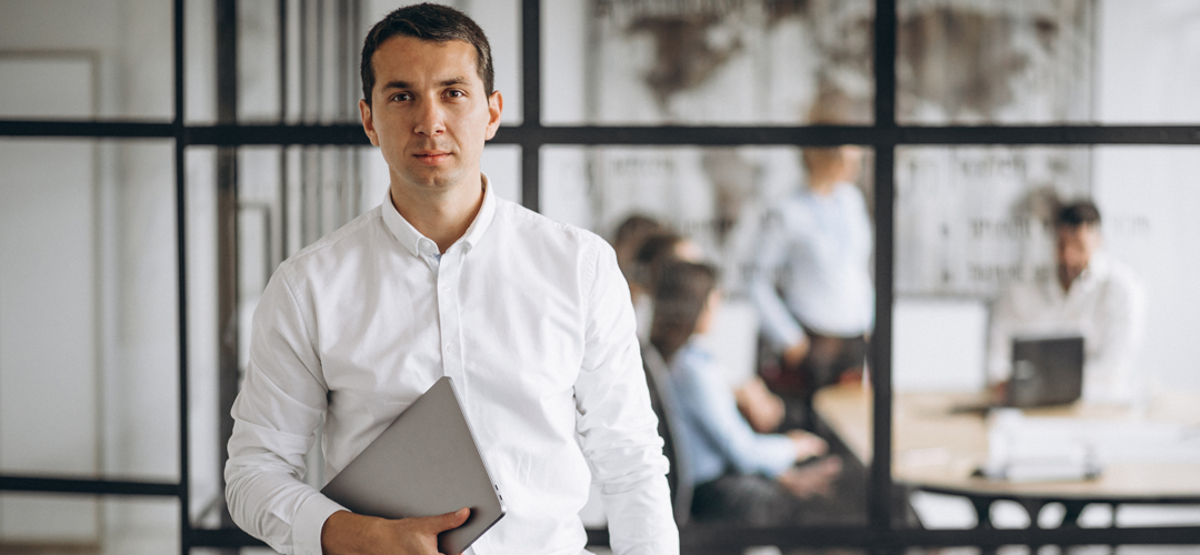 Entrepreneur qui devient franchisé sans expérience de la franchise dans son bureau B2B