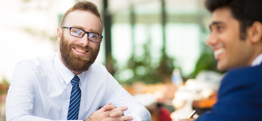 Fidélisation client B2B – limiter la perte de clients en franchise Tempeos Franchisé B2B en rendez-vous de suivi avec un client fidèle de son portefeuille