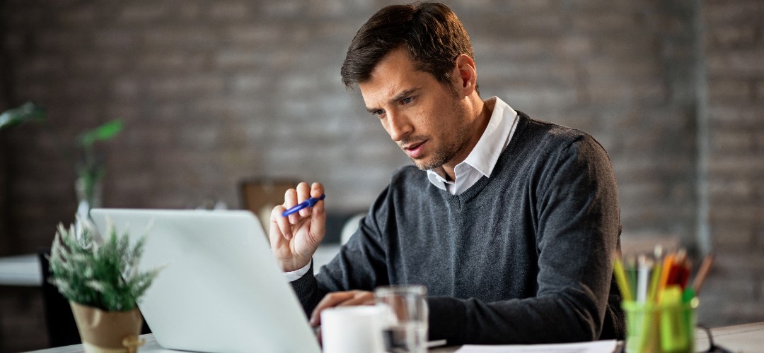 Reprendre une entreprise existante Entrepreneur analysant les comptes d'une société avant de reprendre une entreprise existante